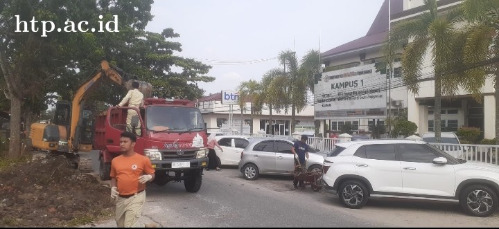Gotong Royong Bersama, Kolaborasi Universitas Hang Tuah Pekanbaru Dengan BPBD Kota Pekanbaru Wujudkan Lingkungan Bersih dan Sehat 